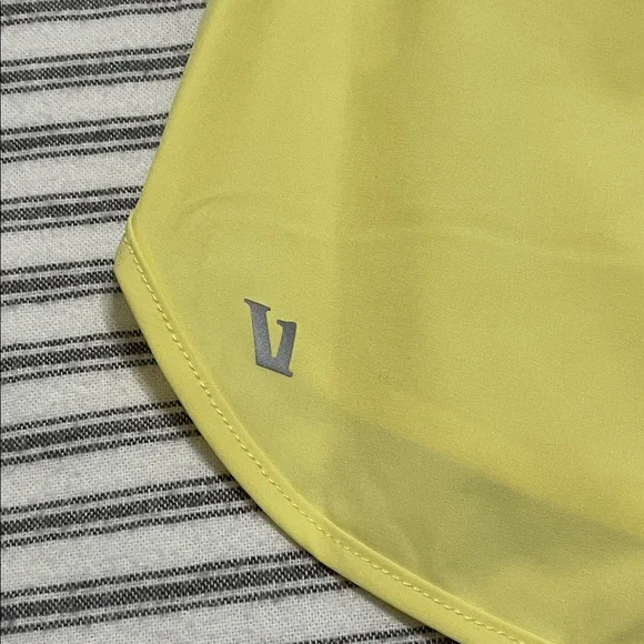 Vuori Clementine 2.0 Shorts 4" Sunlight Small - Picture 9 of 13